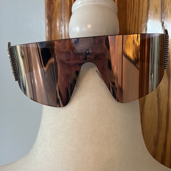 FENDI AVIATOR SUNGLASSES… PERFECT CONDITION…RHINESTONE FF SIDES - Picture 4 of 16